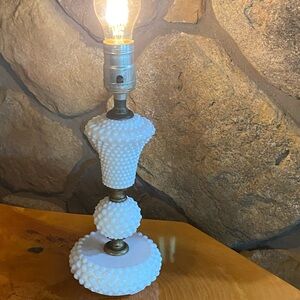 GORGEOUS Vintage White Hobnail Table Lamp, excellent VTG working condition.